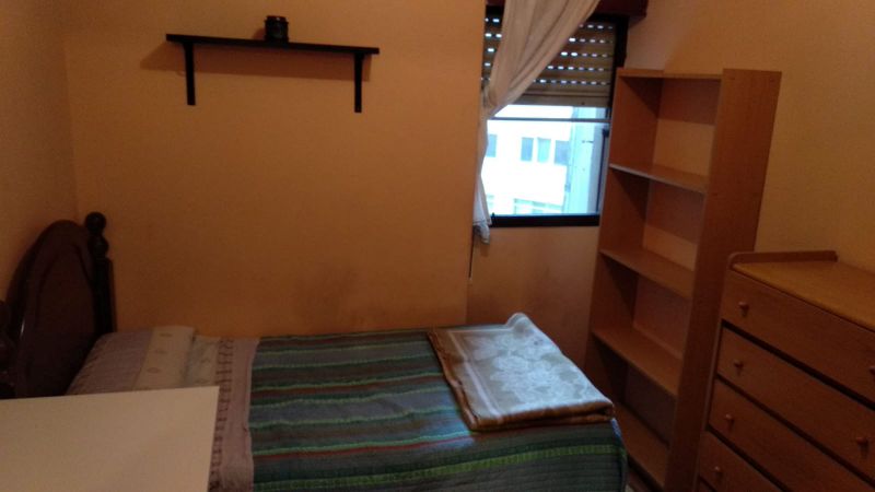 Habitación pequeña con escritorio y armario